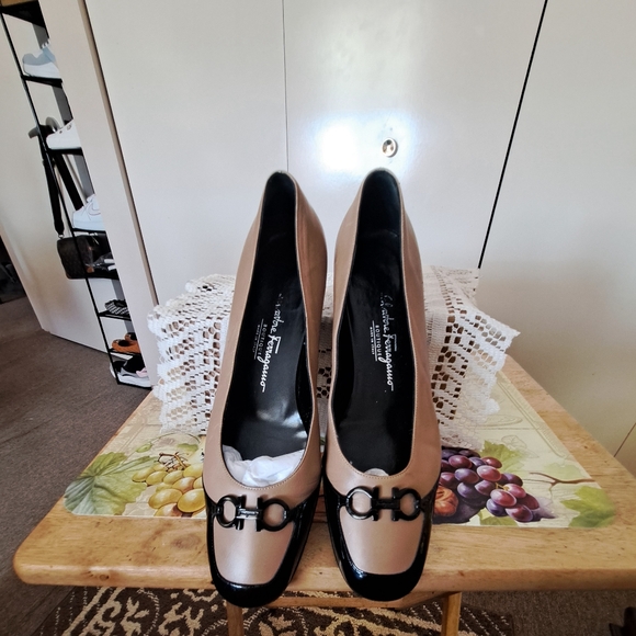 Salvatore Ferragamo Gancini Low Heel Taupe/Black Low Heel Pumps 9B - Picture 2 of 11